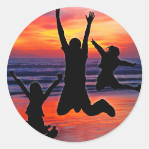 Sticker Rond Amusement de famille, saut de plage de fête des