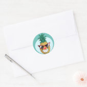 Sticker Rond Ananas souriant portant lunettes de soleil et nez (Enveloppe)