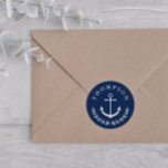 Sticker Rond Ancre blanche de la marine Mariage de nom nautique<br><div class="desc">Enveloppe mariage nautique scellée en bleu avec votre nom dans une arche au-dessus d'une ancre blanche et une demi-couronne de verdure. Ancre mariage enveloppe scellée en bleu et blanc.</div>