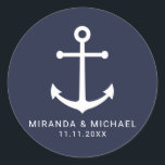 Sticker Rond Ancre bleu marine moderne mariage Faveur<br><div class="desc">Sticker moderne minimaliste Nautique Ancre bleue mariage Favor avec ancre blanche et nom de mariée et marié personnalisé avec date mariage en blanc moderne sans serif style police sur arrière - plan bleu marine. Parfait pour les mariage nautiques,  les mariages à thème de plage et plus.</div>