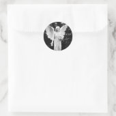 Sticker Rond Angel tenant des fleurs noir et blanc photo (Sac)