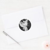 Sticker Rond Angel tenant des fleurs noir et blanc photo (Enveloppe)