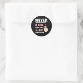 Sticker Rond Anime & K-pop Quotes : Never Underestimate a Girl (Sac)