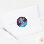 Sticker Rond Anniversaire. Astronaut dans l'espace avec étoiles (Enveloppe)
