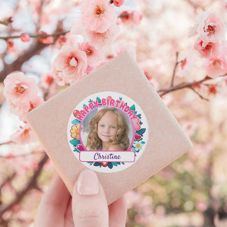 Sticker Rond Anniversaire rose joyeux, fleurs et coeurs personn