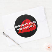 Sticker Rond Anti-Valentine's Day : Cupidon rime avec stupide (Enveloppe)