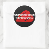 Sticker Rond Anti-Valentine's Day : Cupidon rime avec stupide (Sac)