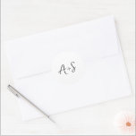 Sticker Rond Antonia Noir et Blanc Mariage élégant<br><div class="desc">Autocollants de mariage élégants avec un design simple avec votre monogramme dans une police de script.</div>