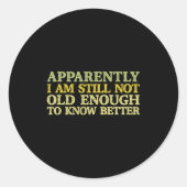 Sticker Rond Apparently I Am Still Not Old Enough To Know Bette (Devant)