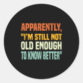 Sticker Rond Apparently I Am Still Not Old Enough To Know Bette (Devant)