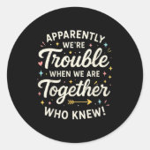 Sticker Rond Apparently We’re Trouble When We Are Together Who (Devant)