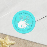 Sticker Rond Aqua Christmas Beach Sand Dollar Adresse de retour<br><div class="desc">Cette étiquette d'adresse de retour de Noël côtière présente un dollar de sable et une étoile de mer sur le corail de parties scintillant, avec un arrière - plan bleu aqua clair. *Si vous souhaitez que ce design soit disponible sur d'autres produits ou si vous avez besoin d'aide, veuillez me...</div>