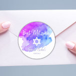 Sticker Rond Aquarelle bleu violet étoile de David Bat mitzvah<br><div class="desc">Ajoutez à vos invitations, enveloppes, cartes de remerciement ou tout autre article comme des cadeaux ou des faveurs, ces magnifiques petites enveloppes rondes. Pour garçon ou fille. Design de lettres de calligraphie moderne en écriture blanche tendance. Aquarelle arrière - plan dans les tons bleu, turquoise, turquoise, violet violet violet. Vous...</div>