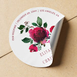 Sticker Rond Aquarelle d'hiver rouge peonquet mariage<br><div class="desc">Élégant autocollant mariage floral rouge,  vert pin et blanc avec fleurs de pivoine botanique peintes à la main (imprimées),  noms de mariée et de mariée et détails personnalisés mariages. Veuillez noter que la couleur arrière - plan est modifiable. Vous pouvez le modifier après avoir sélectionné l'option PERSONNALISER.</div>