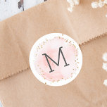 Sticker Rond Aquarelle floue Cercle points or Monogramme<br><div class="desc">Cet autocollant monogramme présente un cercle d'aquarelle peint en rose vif avec des accents de points d'or faux. Pour une personnalisation plus avancée de cette conception,  cliquez sur le bouton "Personnaliser" pour changer les polices,  les tailles et les couleurs. Des articles correspondants sont également disponibles.</div>
