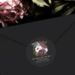 Sticker Rond Aquarelle gothique Corbeau Mariage floral<br><div class="desc">Célébrez votre journée spéciale grâce à ce design Mariage gothique de l'aquarelle Raven Floral. Cette conception présente une aquarelle illustrant un corbeau perché sur un bouquet.</div>