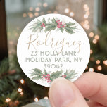 Sticker Rond Aquarelle Holly Christmas Retourner l'adresse Labe<br><div class="desc">Ajoutez une touche de finition élégante aux cartes de voeux ou aux invitations de vacances avec ces étiquettes d'adresse de retour arrondies à l'aquarelle artistique. Le design présente des branches vintages et des baies rustiques et une typographie stylée en or sur un arrière - plan blanc simple. Joyeux Noël! L'or...</div>