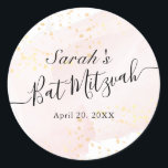 Sticker Rond Aquarelle rose x Bat mitzvah or<br><div class="desc">Cet autocollant bat mitzvah chic et élégant présente un arrière - plan blanc avec des traits de pinceau rose vif en aquarelle et des plaques d'or faux. Personnalisez-le selon vos besoins. Vous pouvez trouver d'autres produits correspondants dans mon magasin.</div>