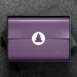 Sticker Rond Arbre de Noël Moody | Plum profond<br><div class="desc">C'est la saison pour décorer et divertir ! Moderne, sombre et moody abstrait arbre de vacances et "Joyeux Noël" écrit à la main dans une palette riche et luxueuse. Cet élégant design festif est orné d'un sapin de Noël brillant et fantaisiste avec une plaque de peinture frisonnante rehaussée d'une parties...</div>