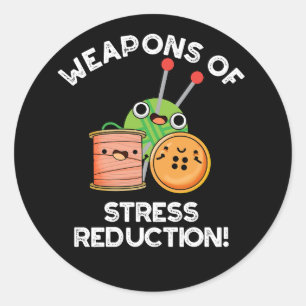 Sticker Rond Armes De Stress Réduction Drôle Tricot Dark BG