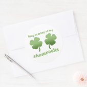 STICKER ROND ARRÊTE DE COMMENCER PAR MES SHAMROCKS (Enveloppe)
