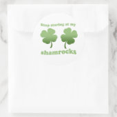 STICKER ROND ARRÊTE DE COMMENCER PAR MES SHAMROCKS (Sac)