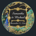 Sticker Rond Art Déco Peacock Glam Old Hollywood Regency<br><div class="desc">Joindre des scellés ou des autocollants d'enveloppe. Peut également être utilisé pour les stickers de sacs de faveur ou cadeauTrès Glamour, parties scintillant dorée cadre Art Déco avec plumes de paon collé et paons. Un merveilleux mélange de style ancien et de design graphique moderne audacieux et coloré. REMARQUE : Il...</div>