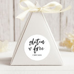 Sticker Rond Article sans gluten | Script Décontracté moderne e<br><div class="desc">Ce étiquette de cuisine simple et design conviendra parfaitement à votre mariage moderne ! Écriture manuscrite décontractée tendance, noire et blanche, "sans gluten", avec un coeur élégant dessiné. Il y a un endroit pour ajouter le type de traitement sans gluten qu'il est, de sorte que vos invités avec l'intolérance au...</div>