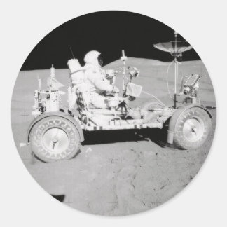 Sticker Rond Astronaute conduisant le Lander lunaire sur la