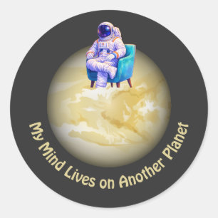 Sticker Rond Astronaute Décontracté Assis sur une Planète