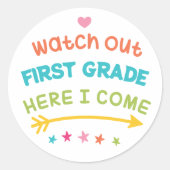 Sticker Rond Attention Première Année Je Viens (Devant)