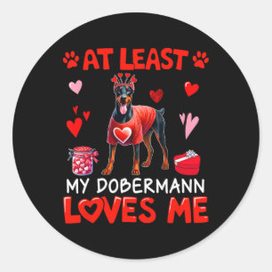 Sticker Rond Au moins mon Dobermann m'aimant Saint-Valentin Cél