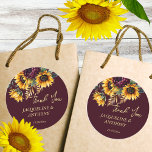 Sticker Rond Automne été mariage Bourgogne en Bourgogne<br><div class="desc">Automne été mariage Bourgogne et tournesol jaune verdure bordeaux arrière - plan cadre or boho rustique floral mariage merci pour les stickers</div>