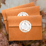 Sticker Rond Automne Floral BOHO Automne Feuilles Monogramme Ad<br><div class="desc">Utilisez pour mariage, baby showers ou chaque jour l'adresse de retour ou le sceau d'enveloppe avec votre monogramme, nom et adresse. Fabriquée à partir d'une aquarelle claire et aquarelle peinte florale de rouille, de fleurs bordeaux et brunes avec la végétation foliaire d'automne a été créée et conçue par Audrey Jeanne...</div>