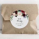 Sticker Rond Automne Russe Bourgogne Sip Hooray Mariage<br><div class="desc">Cet automne rustique burgundy sip hooray mariage classique collant rond est parfait pour un mariage simple. Le design est composé de fleurs bordeaux,  rouges,  navales,  bleues et rousses rayonnantes et gracieuses peintes à la main,  inspirant la beauté naturelle.</div>