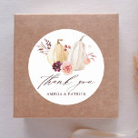Sticker Rond Automne Russe Citrouille Automne Mariage Merci<br><div class="desc">Cet autocollant de remerciement mariage présente des citrouilles blancs et jaunes d'aquarelle ornés de fleurs bordeaux,  marrons et roses rousses sur les feuilles d'automne. Pour une personnalisation plus avancée de cette conception,  cliquez sur le lien "Customiser plus loin". Des articles correspondants sont également disponibles.</div>