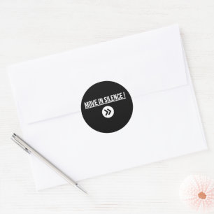Sticker Rond Avancer dans le Silence – Citation Motivationnelle