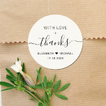 Sticker Rond Avec Amour Et Merci Crème Mariage Merci<br><div class="desc">Chic crème légère sticker merci pour votre accueil de mariage faveurs et cartes de remerciement qui dispose "Avec amour   Merci" dans une typographie moderne simple et un script élégant avec des swashes,  vos prénoms unis avec un coeur et votre date mariage.</div>