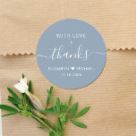 Sticker Rond Avec Amour Et Merci Dusty Blue Mariage Merci<br><div class="desc">Chic bleu poussiéreux autocollant de remerciement pour vos faveurs de mariage et cartes de remerciement avec "With Love   Thanks" en simple typographie blanche et un élégant script blanc avec des swashes,  vos prénoms unis par un coeur et votre date mariage.</div>