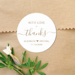 Sticker Rond Avec Love Gold Script Mariage Merci<br><div class="desc">Chic autocollant de remerciement pour vos faveurs de mariage et cartes de remerciement avec "With Love Thanks" dans un mélange de lettres d'or simple et un élégant script d'or avec des swashes, vos prénoms unis par un coeur et votre date de mariage.</div>