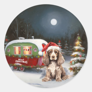 Sticker Rond Aventure de Noël de la caravane du Cocker Spaniel