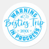 Sticker Rond Avertissement Besties Voyage en cours Bleu sur bla (Devant)