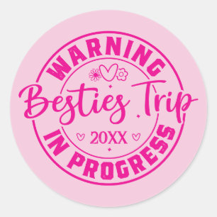 Sticker Rond Avertissement Besties Voyage en cours Magenta sur