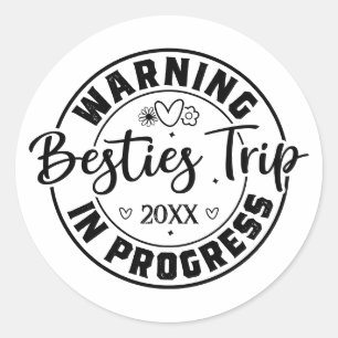 Sticker Rond Avertissement Besties Voyage en cours Noir sur Bla