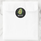 Sticker Rond Avoca-go Funny Avocado Pun Dark BG (Sac)