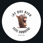 Sticker Rond ¡Ay Que Rico Este Coquito !<br><div class="desc">¡Ay Que Rico Este Coquito ! Un burro. Vient avec un petit âne. Le message dit "comme c'est délicieux !"</div>