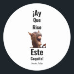 Sticker Rond ¡Ay Que Rico Este Coquito !<br><div class="desc">¡Ay Que Rico Este Coquito ! Un burrito. Vient avec un petit âne. Le message dit "comme c'est délicieux !"</div>