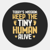 Sticker Rond Baby Daddy Keep The Tiny Human Alive Funny New Dad (Devant)