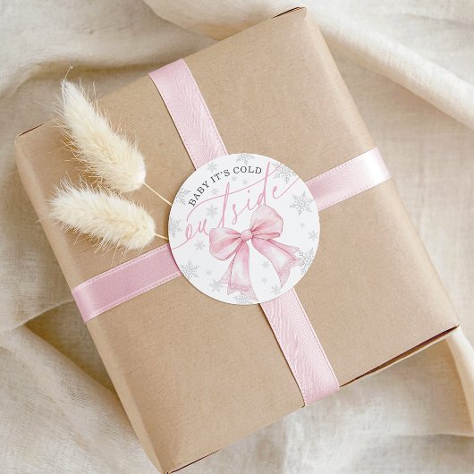 Sticker Rond Baby It’s Cold Outside Pink Bow Winter Baby