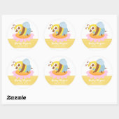 Sticker Rond Baby shower : Bébé mignon Bee reposant sur la fleu (Feuille)